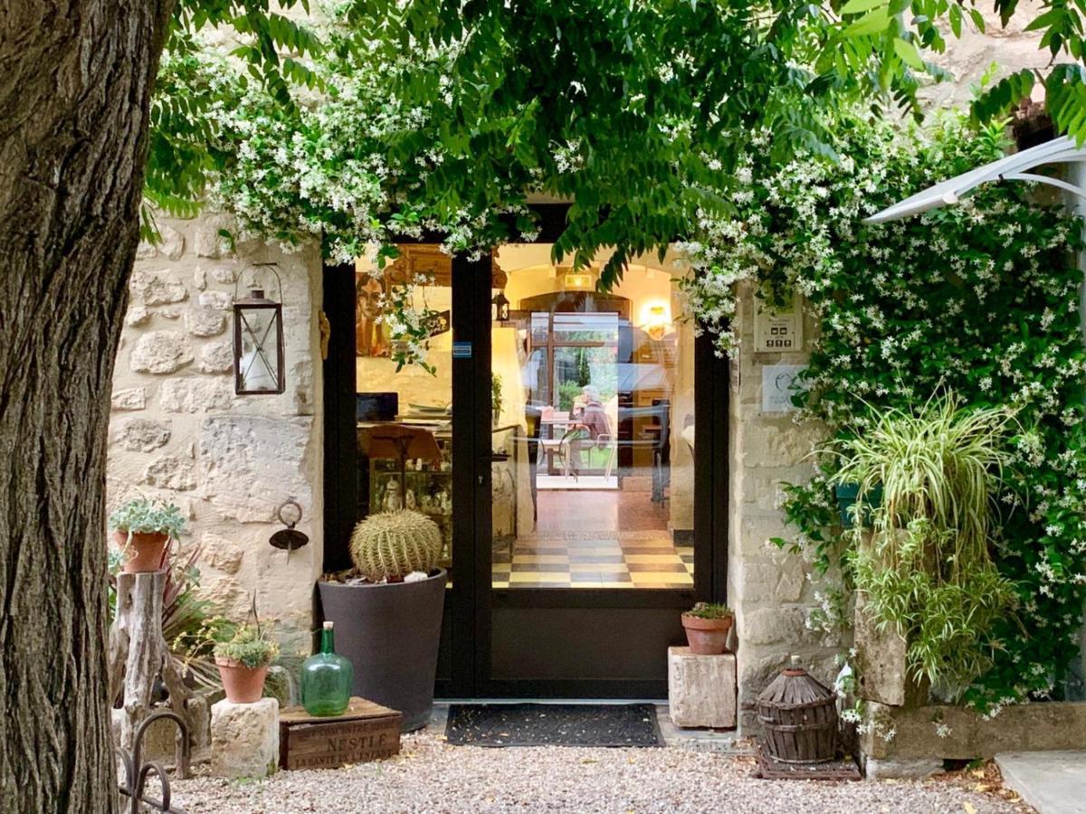 Logis Hotel Restaurant Hostellerie De La Tour Fontvieille Exterior photo