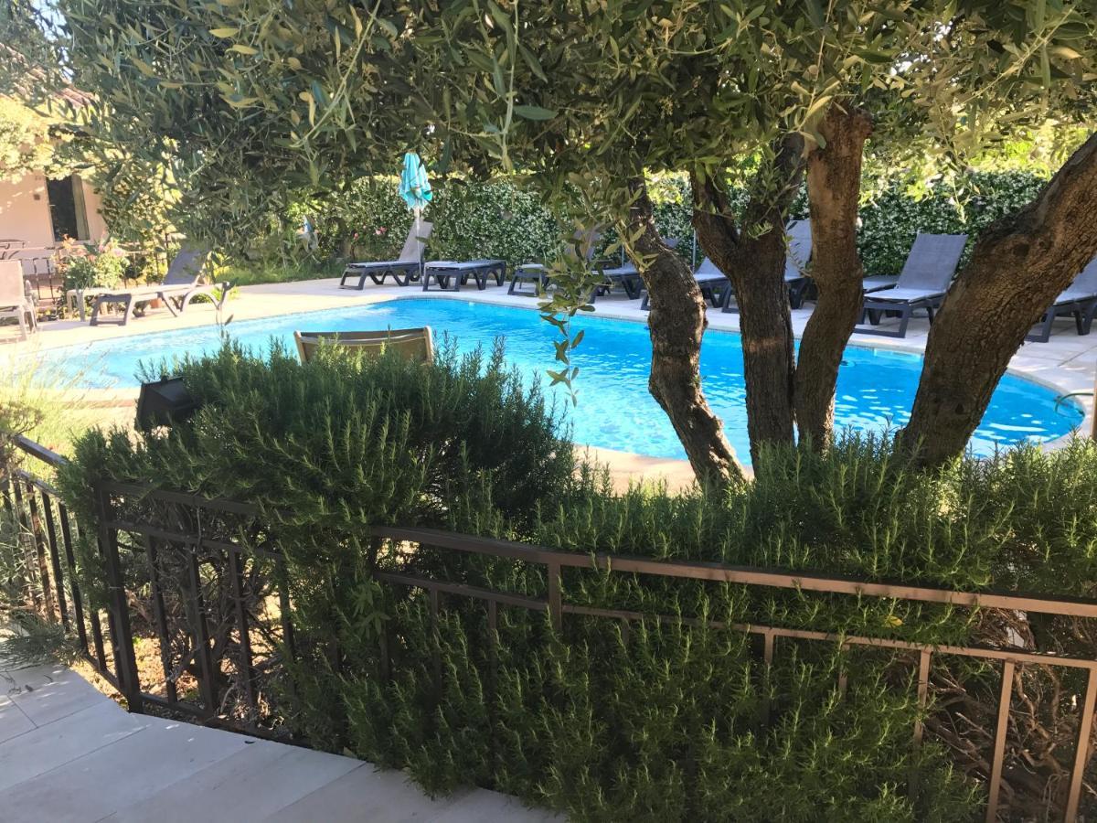 Logis Hotel Restaurant Hostellerie De La Tour Fontvieille Exterior photo
