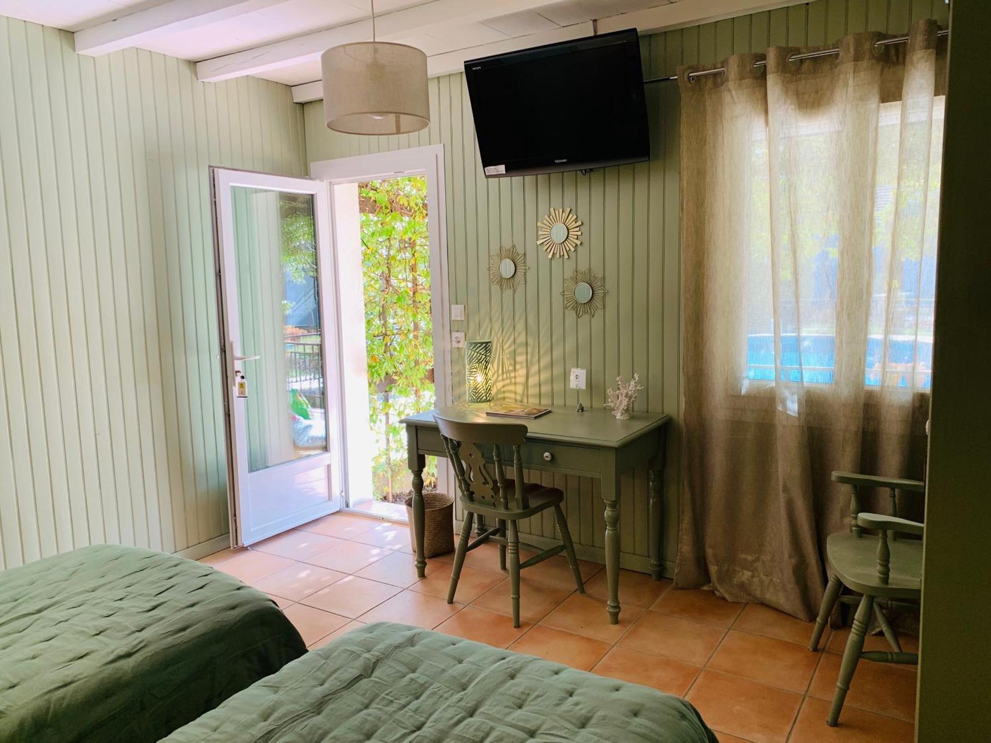 Logis Hotel Restaurant Hostellerie De La Tour Fontvieille Exterior photo